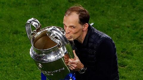 Chelseas Trainer Thomas Tuchel küsst die Trophäe nach dem Sieg im Champions-League-Finale.