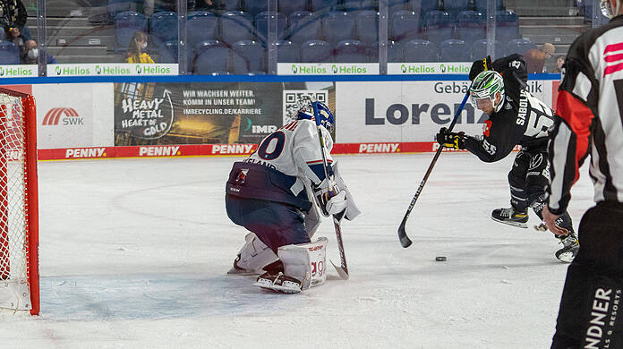 Der Penalty zum Sieg: Robert Sabolic netzt gegen EHC-Goalie Henrik Haukeland zum 3:2-Endstand.