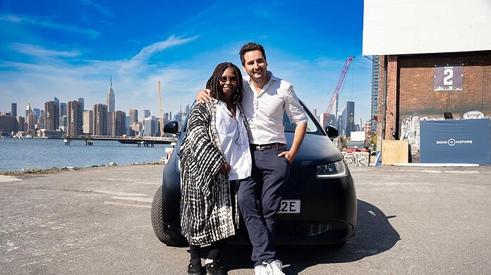 Hollywoodstar Whoopi Goldberg und Sono Motors-Gründer Laurin Hahn in New York.