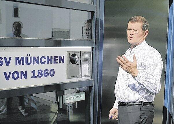 Hier darf er sich bis auf weiteres nicht blicken lassen: Stefan Ziffzer vor der Geschäftsstelle des Zweitiligisten TSV 1860.