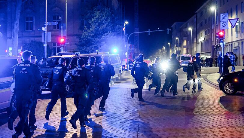 Bei Polizeieinsätzen geht es schnell mal hoch her - wie 2022 bei Protesten gegen Corona-Maßnahmen in Schweinfurt - Polizisten geraten dabei auch selbst in Gefahr. (Archivbild)