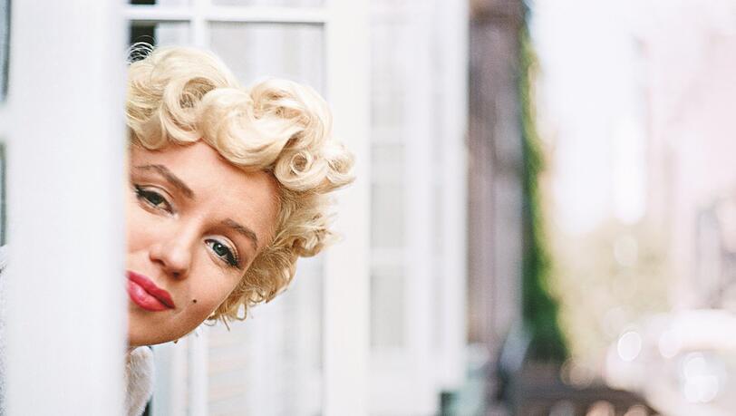 Ein Foto, das im Rahmen der Dreharbeiten zu &bdquo;Das verflixte 7. Jahr&ldquo; in New York 1954 entstanden ist.