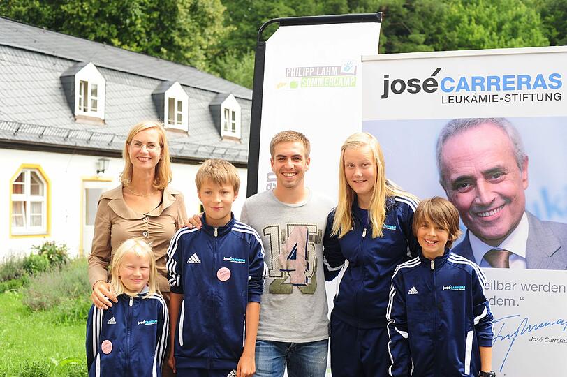 Philipp Lahm und Ina Hönninger, stellvertretende Geschäftsführerin der José
Carreras Leukämie-Stiftung, mit den ehemaligen Leukämie-Patienten (v.l.) Lara,
Marvin, Julia und Jaron.
