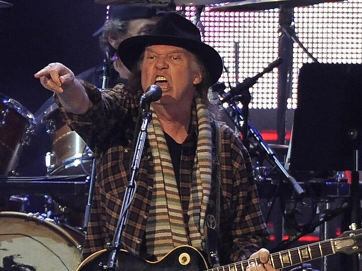 Rockmusiker Neil Young schimpft mit seinem Publikum