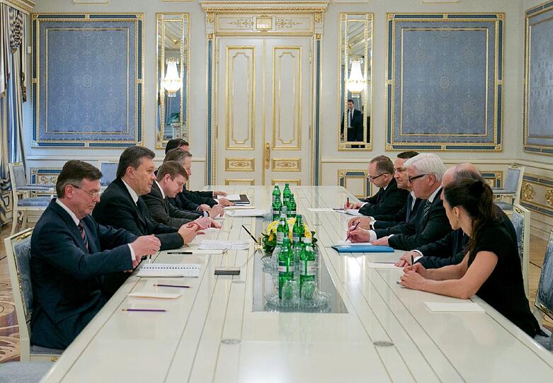 Viktor Yanukovych (2.v.l.) beim Treffen mit den europäischen Außenministern Minister Laurent Fabius (2.v.r.) aus Frankreich, Frank-Walter Steinmeier aus Deutschland (3.v.r.), und Radoslaw Sikorski aus Polen(4.v.r.).