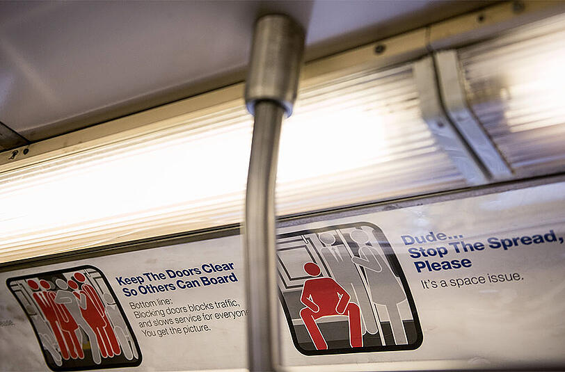 "Manspreading", also das breitbeinige Sitzen von Männern in der U-Bahn ist ein großes Problem für die New Yorker Bevölkerung.