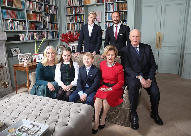 König Harald V. von Norwegen (r) und Königin Sonja posieren mit Kronprinz Haakon (hinten M), Kronprinzessin Mette (vorne l) und ihren Kindern Ingrid Alexandra (vorne, 2.v.l.), Sverre Magnus (vorne 2.v.r) und Marius Borg Hoiby (hinten M) in der königlichen Residenz Skaugum in Asker (Norwegen).