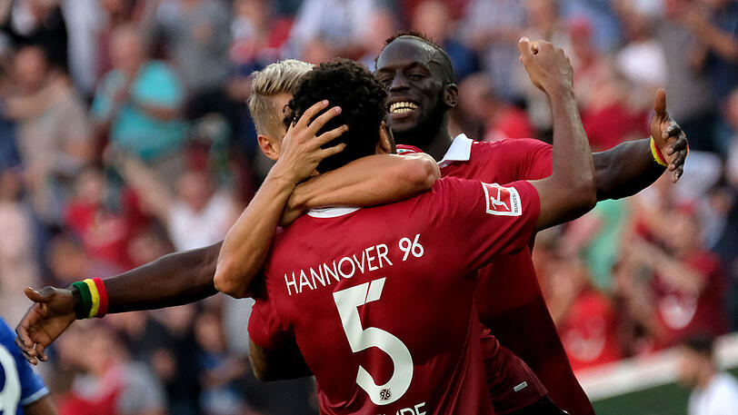 Perfekter Saisonauftakt für Hannover 96: Die Niedersachsen gewannen mit 1:0 gegen Schalke.