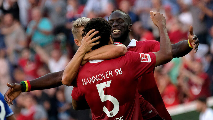 Perfekter Saisonauftakt für Hannover 96: Die Niedersachsen gewannen mit 1:0 gegen Schalke. Perfekter Saisonauftakt für Hannover 96: Die Niedersachsen gewannen mit 1:0 gegen Schalke.