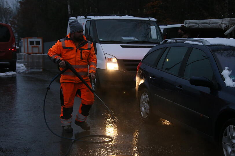 Seifig-schmierig statt wintertauglich - Die Feuerwehr musste am Dienstag helfen, den Fehler eines Winterdienstes auszumerzen.