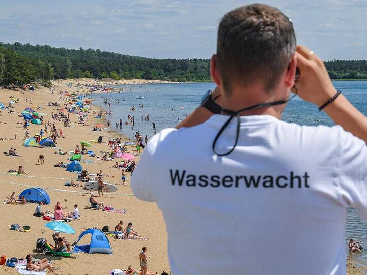 Gut aufpassen: Ein Rettungsschwimmer vom Deutschen Roten Kreuz beobachtet die Badegäste im Wasser des Helenesees in Frankfurt/Oder.