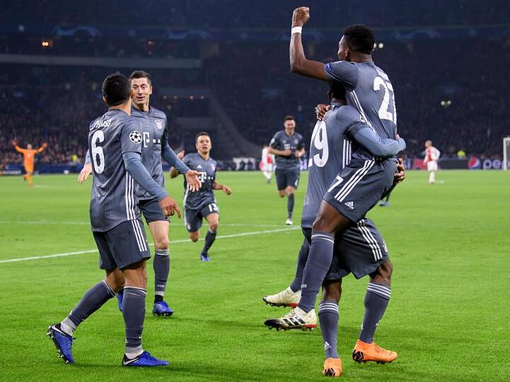 Kingsley Coman und David Alaba jubeln über das Tor zum 3:2 des Franzosen.