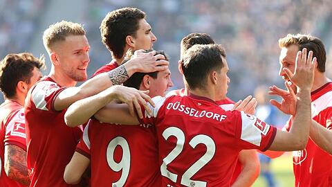 Die Spieler von Fortuna Düsseldorf feiern den Erfolg bei Hertha BSC.
