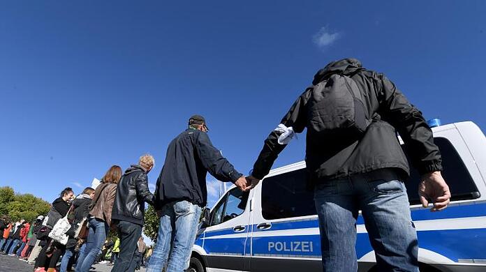 Demonstranten bilden am Samstag in Konstanz eine Menschenkette.