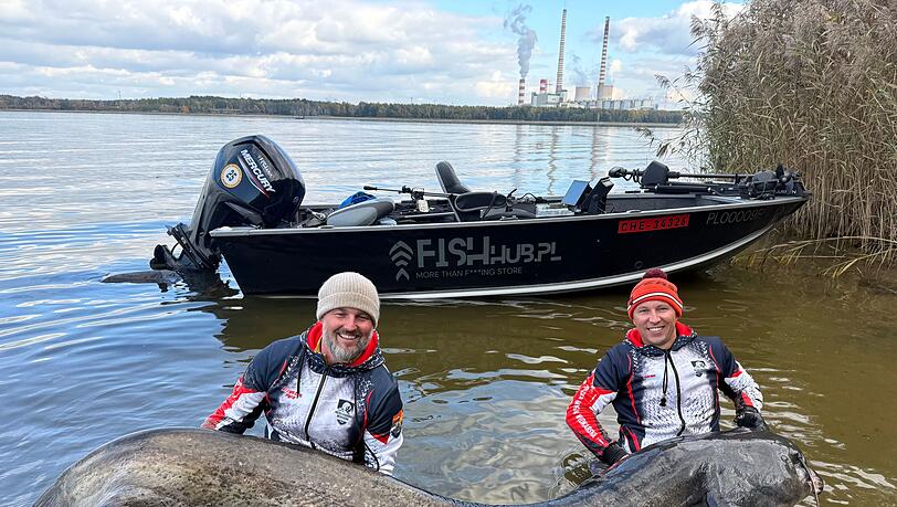 Zwei Angler in Polen haben einen fast drei Meter langen Wels gefangen. (Foto Handout)