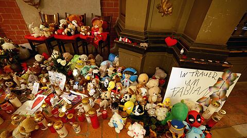 Pl&uuml;schtiere und Kerzen erinnerten lange Zeit in der G&uuml;strower Marienkirche an Fabian.