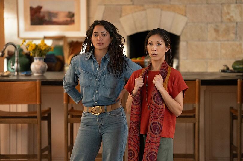 Ihre Partnerinnen (Natalie Martinez, links und Brittany Ishibashi) müssen die Eskapaden von Woody Harrelson und Matthew McConaughey einfach hinnehmen. Ihre Partnerinnen (Natalie Martinez, links und Brittany Ishibashi) müssen die Eskapaden von Woody Harrelson und Matthew McConaughey einfach hinnehmen.