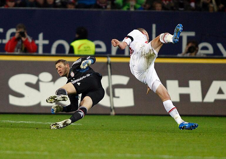 MANUEL NEUER - NOTE 2:
Halsbrecherischer Libero-Ausflug als Körperkontaktsport gegen Mölders (11.): Klärte per Kopfball ins Seitenaus Chancenlos beim Gegentreffer, Titanenhaft bei Kapllanis Schuss (83.) der völlig blank vor ihm stand.