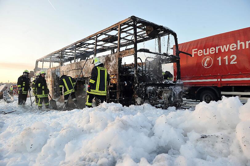 Ein Reisebus ist am Dienstag auf der Autobahn 8 in Schwaben vollständig ausgebrannt. Der mit 41 Personen besetzte Bus fing aus bislang ungeklärter Ursache Feuer. Verletzt wurde niemand - die Bilder.