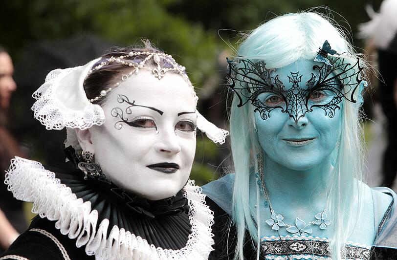 Goth-Fans in allen erdenklichen Farben kommen hier zusammen.