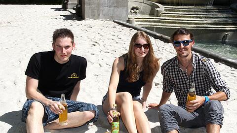 Marco, Frenzi und Andi (v. l.) haben den Stadtstrand schon mal getestet.