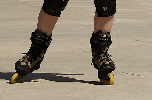 Eine junge Frau ist in München auf Rollerblades bei der Bladenight unterwegs (Symbolbild)