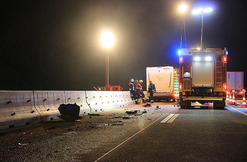 An einer Baustelle auf der A7 gerät ein Wohnmobil in den Gegenverkehr und kollidiert mit einem Opel. Der 21-jährige Fahrer des Kleinwagens ist sofort tot. Die Bilder des schrecklichen Unfalls.