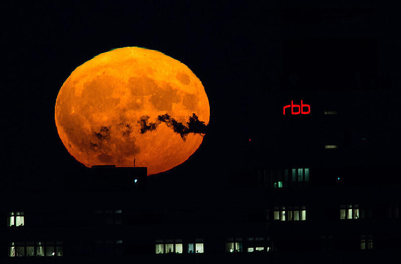 Die Hauptstädter hatten vor allem zu Beginn besonders gute Sicht auf den Supermond. Die Bilder aus Berlin.