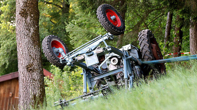 Der Mann wurde unter seinem eigenen Oldtimer-Traktor begraben. Die Bilder von der Unfallstelle.