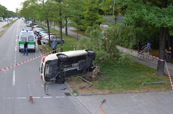 Das Taxi kam nach dem Zusammenstoß auf der Fahrerseite zum Liegen.