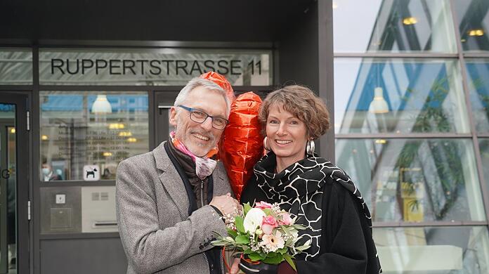 Jürgen Frymark (65) hat Irina Grabner (57) geheiratet, extra am 2.2., weil es für beide "das zweite Glück" ist.