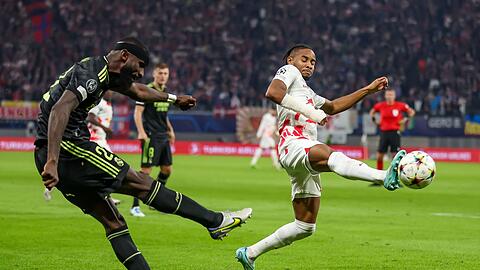 Leipzigs Christopher Nkunku (r) im Duell um den Ball mit Antonio Rüdiger von Real Madrid.