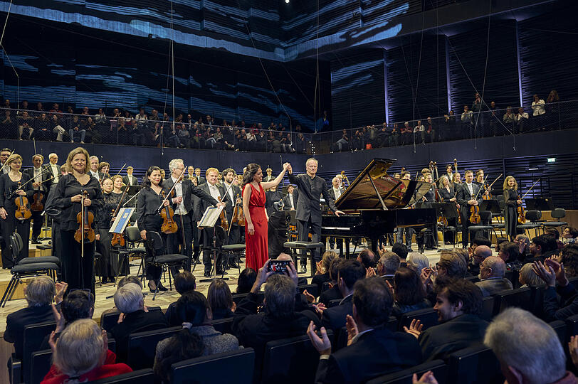 Die Pianistin Beatrice Rana und der Dirigent Gianandrea Noseda beim Schlussbeifall in der Isarphilharmonie.