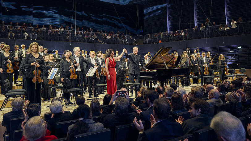 Die Pianistin Beatrice Rana und der Dirigent Gianandrea Noseda beim Schlussbeifall in der Isarphilharmonie. Die Pianistin Beatrice Rana und der Dirigent Gianandrea Noseda beim Schlussbeifall in der Isarphilharmonie.