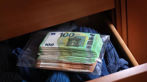 Sparer hierzulande bevorzugen Giro- und Tagesgeldkonten als Geldparkplätze. Vielfach wird aber auch Bargeld zu Hause verwahrt. (Symbolbild)
