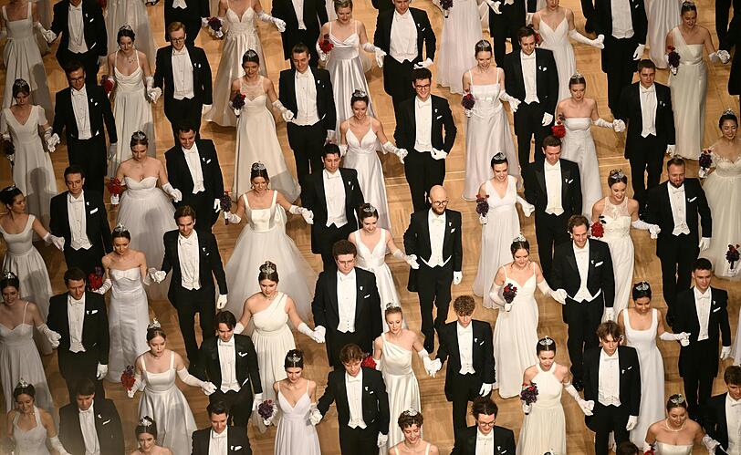 Deb&uuml;tantenpaare betreten den Saal w&auml;hrend der Er&ouml;ffnung des 68. Wiener Opernballs in der Wiener Staatsoper.
