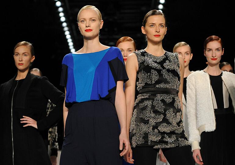 Das deutsche Top-Model Franziska Knuppe läuft für den Münchner Designer Marcel Ostertag.