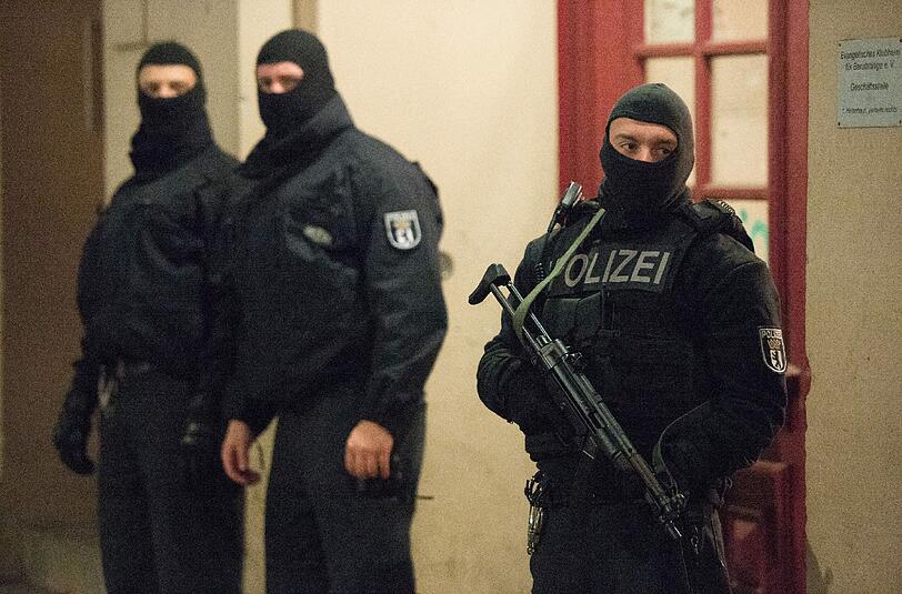 Mitglieder eines Polizei-Sonderkommandos während einer Razzia in Berlin am vergangenen Freitag