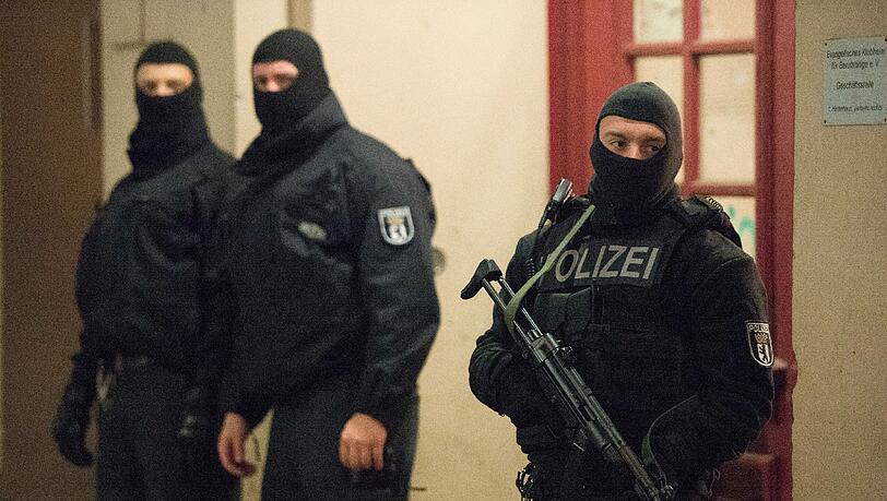 Mitglieder eines Polizei-Sonderkommandos während einer Razzia in Berlin am vergangenen Freitag Mitglieder eines Polizei-Sonderkommandos während einer Razzia in Berlin am vergangenen Freitag
