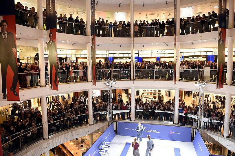 Spektakuläre Kulisse im Stuttgarter Luxus-Kaufhaus Breuninger