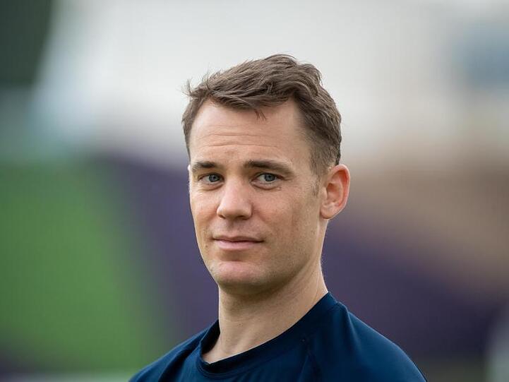 Torwart Manuel Neuer nach einer Übungseinheit des FC Bayern München auf dem Trainingsgelände. Foto: Peter Kneffel/dpa/Archiv