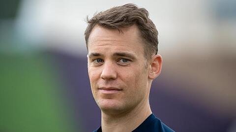 Torwart Manuel Neuer nach einer Übungseinheit des FC Bayern München auf dem Trainingsgelände. Foto: Peter Kneffel/dpa/Archiv