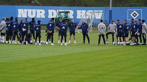 Der neue Trainer Horst Hrubesch (M) spricht mit den Spielern des Hamburger SV.