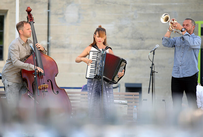 Hier spielen Jütz mit ihrem alpinen Supersound.