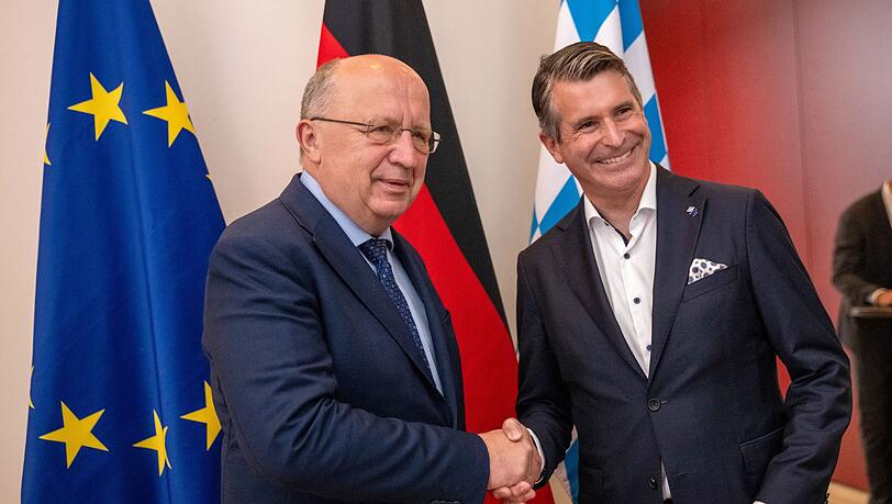 Bayerns Europaminister Eric Bei&szlig;wenger (rechts, CSU) f&uuml;rchtet ernsthafte Probleme f&uuml;r Bayern, sollte das Mercosur-Abkommen ausgesetzt werden, wie vom EU-Parlament gefordert. (Archivbild)