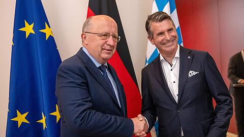 Bayerns Europaminister Eric Bei&szlig;wenger (rechts, CSU) f&uuml;rchtet ernsthafte Probleme f&uuml;r Bayern, sollte das Mercosur-Abkommen ausgesetzt werden, wie vom EU-Parlament gefordert. (Archivbild)