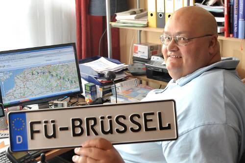 Der an Lymphdrüsen-Krebs erkrankte Ralf Ochsler (48) fährt mit seinem Elektro-Rollstuhl nach Brüssel.