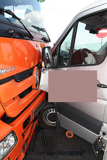 Schwerer Unfall bei Mühldorf. Ein 40-Tonner rammt einen Kleinlaster &ndash; die Bilder von der Unfallstelle