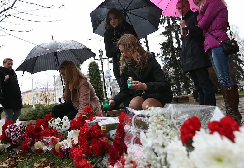 Trauer in und um Paris. Die Bilder nach der Serie von der Terroranschlägen.