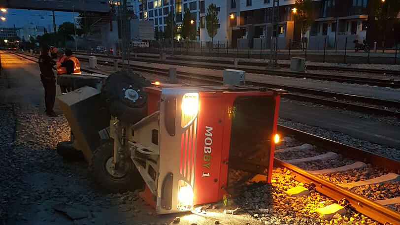 Das beschädigte Entsorgungsfahrzeug nach dem Unfall in der Vorstellgruppe Süd.